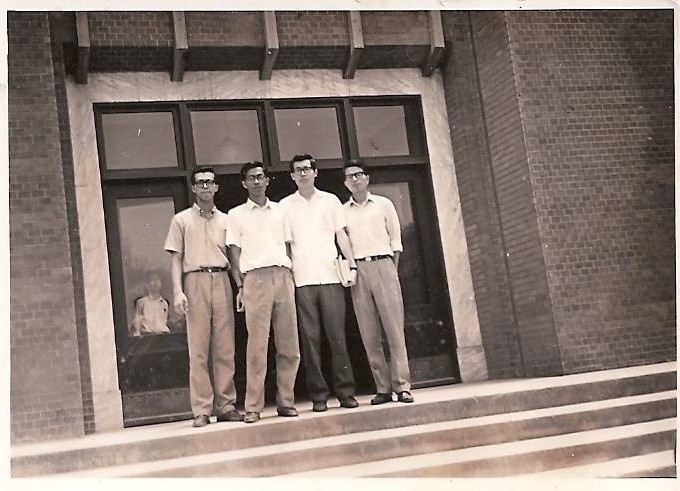 B53級於工學院門口合照